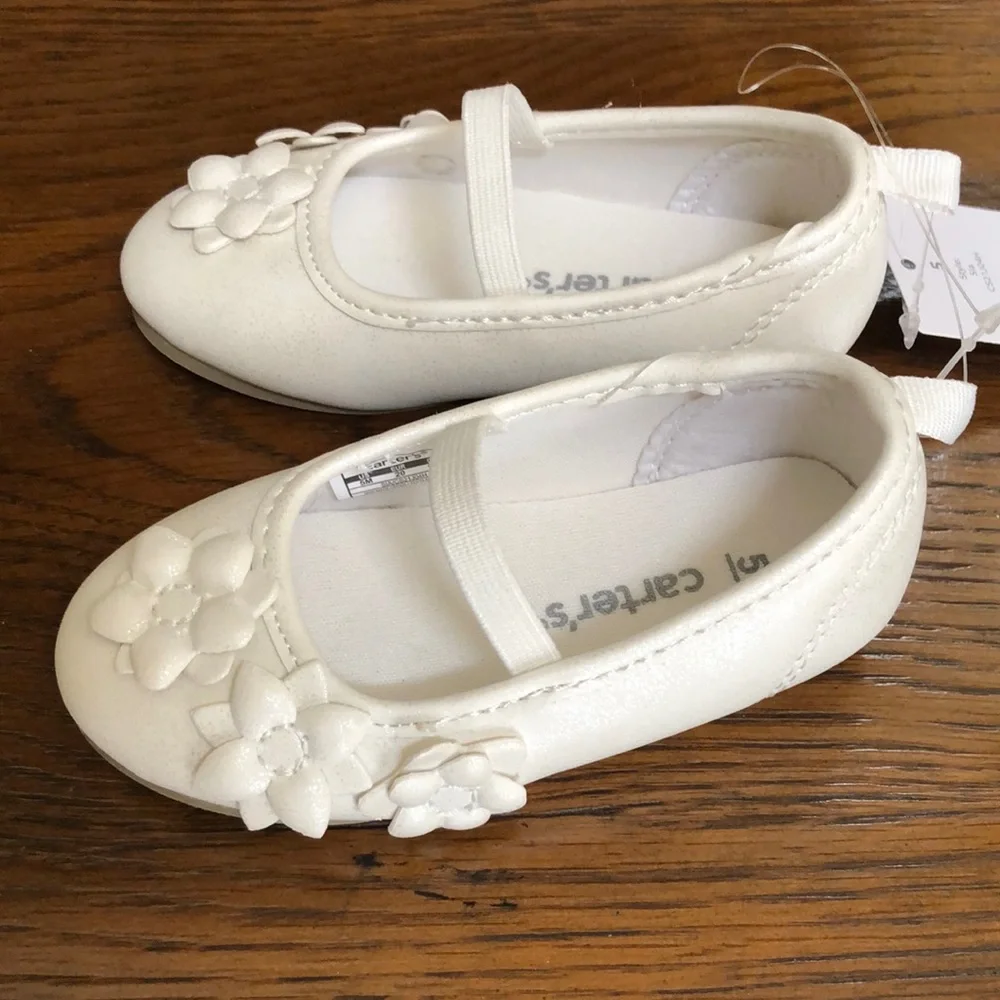 New baby girls slip on Mary Jane shoes with decorative flowers. Sz 5. Off white.